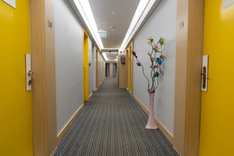 Fuar Home otel koridoru